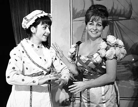 Opera singer Gianni Sicci and Maria Luise Jeri in Copenhagen. Opera i Alleen (ægteskabsvekslen og kapelmesteren).
11-04-64.
6x6, tiff, 300 dpi, size: 4 - 7 MB.
Printsize: 25 cm. g6443702.jpg