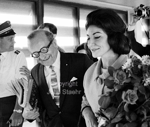 Maria Callas and the conductor Georges Prétre in Copenhagen Airport.
07-06-63.
24x36, jpeg, 300 dpi, size: 1 - 2 MB.
Printsize: 25 cm.
sa63101905.jpg