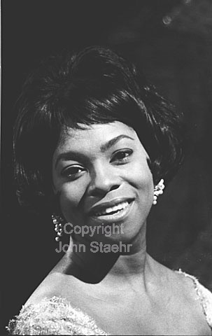 Soprano Martha Flowers, Danish TV. 28-02-63.
24x36, jpeg, 300 dpi, size: 2 - 3 MB.
Printsize: 30 cm sa6310202.jpg