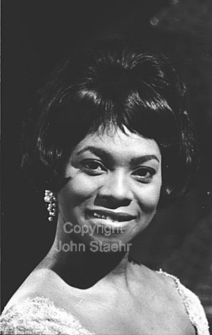 Soprano Martha Flowers, Danish TV. 28-02-63.
24x36, jpeg, 300 dpi, size: 2 - 3 MB.
Printsize: 30 cm sa6310203.jpg