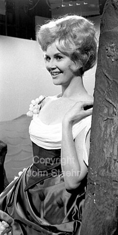 The Italien Soprano Gianna D'Angelo, Danish Television
in Copenhagen.
27-06-63.
24x36, jpeg, 300 dpi, size: 1 - 2 MB.
Printsize: 25 cm. sa63132407.jpg