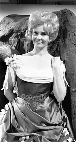 The Italien Soprano Gianna D'Angelo, Danish Television
in Copenhagen.
27-06-63.
24x36, jpeg, 300 dpi, size: 1 - 2 MB.
Printsize: 25 cm. sa63132409.jpg