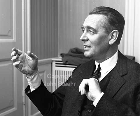 Generalbevollmächtigten in seinen Stahlkonzern Krupp, Berthold Beitz, bis heute die "Graue Eminenz" bei Krupp
(general manager).
04/11/1964
6x6, tiff, 300 dpi, size: 4 - 7 MB.
Printsize: 25 cm z6441105.jpg
