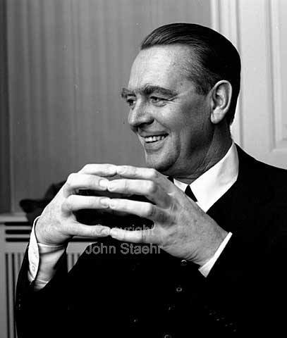 Generalbevollmächtigten in seinen Stahlkonzern Krupp, Berthold Beitz, bis heute die "Graue Eminenz" bei Krupp
(general manager).
04/11/1964
6x6, tiff, 300 dpi, size: 4 - 7 MB.
Printsize: 25 cm z6441204.jpg
