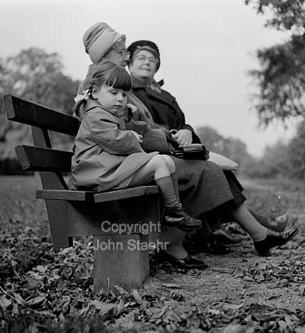 Little Girl and old ladies in a park.
17/10/1964
6x6, tiff, 300 dpi, size: 22 - 27 MB.
Printsize: 25 cm sa64434102.jpg
