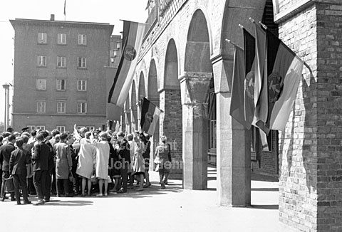 DDR-flags, street in Rostoch, DDR, Eastgermany.
07-05-63.
6x6, jpeg, 300 dpi, size: 1 - 2 MB.
Printsize: 25 cm
d6344306.jpg