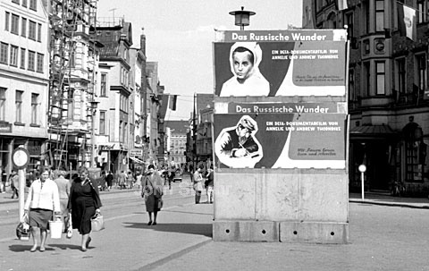 Poster, "Das Russische Wunder"
Street in Rostoch, DDR, Eastgermany.
07-05-63.
6x6, jpeg, 300 dpi, size: 1 - 2 MB.
Printsize: 25 cm d6344604.jpg
