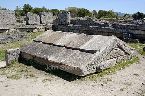 Paestum, Italy. Sacellum or Hypogeum 6th century B.C..
25-05-04.
Paestum, Italy, Digital, jpeg, 300 dpi, size: 4 - 7 MB.
Printsize: 25 cm. sa04080021.jpg