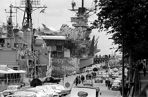 The american aircraft carrier Essex and the destoyers Stickell and Cony visit Copenhagen.
29-06-64.
24x36, tiff, 300 dpi, size: 4 - 7 MB.
Printsize: 25 cm. sa64322310.jpg