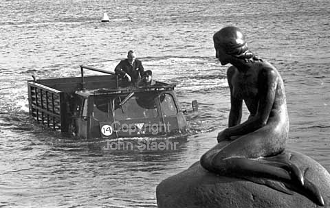 The ALVIS STALWART WAS DESIGNED TO CROSS ROUGH ENGLISH COUNTRYSIDE TERRAIN AT A MAXIMUM 40 MPH OR TRAVERSE A WATER OBSTACLE AT AROUND 6 KNOTS. demonstration at Langelinie in Copenhagen near The Little Mairmaid. The British Rhin Armé.
29/09/64.
24x36, tiff, 300 dpi, size: 4 - 7 MB.
Printsize: 25 cm sa64450812.jpg