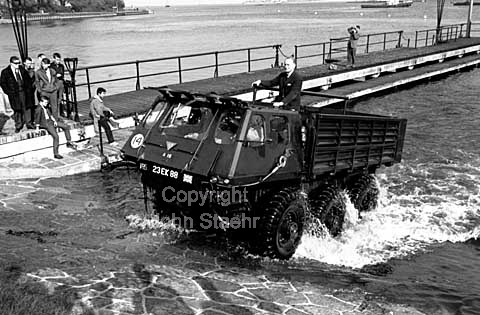The ALVIS STALWART WAS DESIGNED TO CROSS ROUGH ENGLISH COUNTRYSIDE TERRAIN AT A MAXIMUM 40 MPH OR TRAVERSE A WATER OBSTACLE AT AROUND 6 KNOTS. demonstration at Langelinie in Copenhagen near The Little Mairmaid. The British Rhin Armé.
29/09/64.
24x36, tiff, 300 dpi, size: 4 - 7 MB.
Printsize: 25 cm sa64450902.jpg