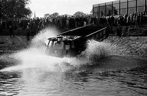 The ALVIS STALWART WAS DESIGNED TO CROSS ROUGH ENGLISH COUNTRYSIDE TERRAIN AT A MAXIMUM 40 MPH OR TRAVERSE A WATER OBSTACLE AT AROUND 6 KNOTS. demonstration at Langelinie in Copenhagen near The Little Mairmaid. The British Rhin Armé.
29/09/64.
24x36, tiff, 300 dpi, size: 4 - 7 MB.
Printsize: 25 cm sa64450904.jpg