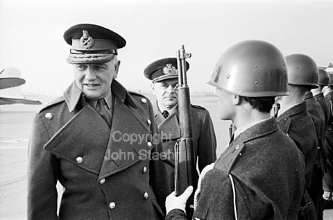 General Sir Robert Bray, chief of NATO,s Northern Region. Arrive to Copenhagen Airport in a DC-3 Dakota airplan. Right - The Danish chief of defence, General Kurt Ramberg.
02-12-63.
24x36, tiff, 300 dpi, size: 4 - 7 MB. sa63341010.jpg