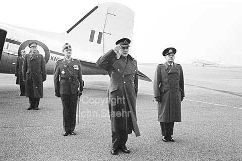 General Sir Robert Bray, chief of NATO,s Northern Region. Arrive to Copenhagen Airport in a DC-3 Dakota airplan.
02-12-63.
24x36, tiff, 300 dpi, size: 4 - 7 MB. sa63341111.jpg