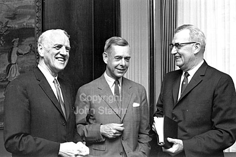 The International rehabilitation conference. Fra v. president Hall H. Popham, Flemming Grut og Donald V. Wilson.
17-06-63.
24x36, jpeg, 300 dpi, size: 1 - 2 MB.
Printsize: 25 cm.
sa63120406.jpg