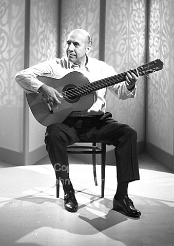 Carlos Montaya, guitarist, Flamenko.
27-05-63.
6x6, jpeg, 300 dpi, size: 1 - 2 MB.
Printsize: 25 cm
e6343504.jpg