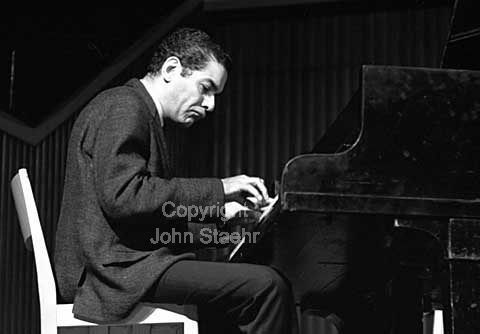 George Russell. George Russell Sextet. Copenhagen Jazz Festival 1964.
06/10/64.
24x36, tiff, 300 dpi, size: 4 - 7 MB.
Printsize: 25 cm sa64460306.jpg