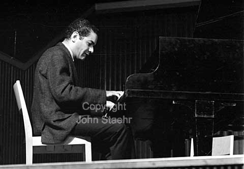 George Russell. George Russell Sextet. Copenhagen Jazz Festival 1964.
06/10/64.
24x36, tiff, 300 dpi, size: 4 - 7 MB.
Printsize: 25 cm sa64460307.jpg