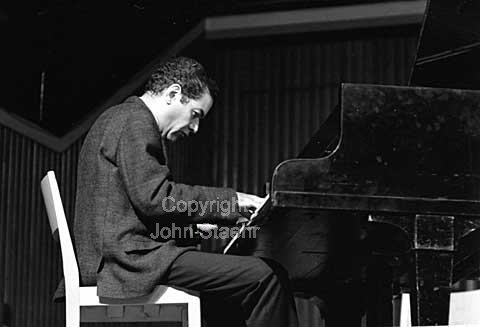 George Russell. George Russell Sextet. Copenhagen Jazz Festival 1964.
06/10/64.
24x36, tiff, 300 dpi, size: 4 - 7 MB.
Printsize: 25 cm sa64460309.jpg