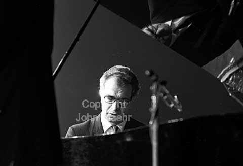 Dave Brubeck. Dave Brubeck Quartet. Copenhagen Jazz Festival 1964.
06/10/64.
24x36, tiff, 300 dpi, size: 4 - 7 MB.
Printsize: 25 cm
sa64460402.jpg