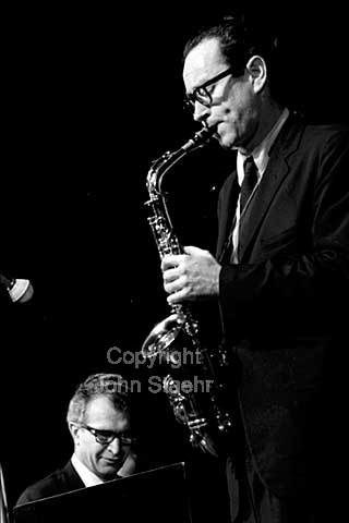 Dave Brubeck and Paul Desmond. Dave Brubeck Quartet. Copenhagen Jazz Festival 1964.
06/10/64.
24x36, tiff, 300 dpi, size: 4 - 7 MB.
Printsize: 25 cm
sa64460502.jpg