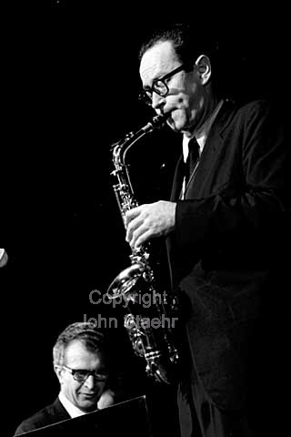 Dave Brubeck and Paul Desmond. Dave Brubeck Quartet. Copenhagen Jazz Festival 1964.
06/10/64.
24x36, tiff, 300 dpi, size: 4 - 7 MB.
Printsize: 25 cm
sa64460503.jpg
