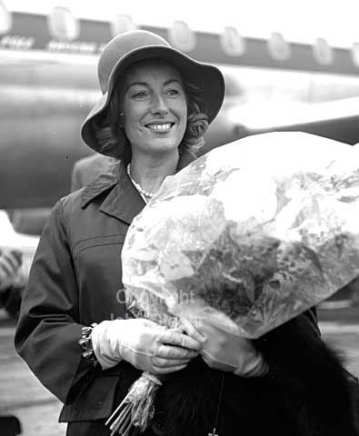 The British singer Vera Lynn arrive to Copenhagen Airport. Takes part in Danish Television.
21/10/64.
6x6, tiff, 300 dpi, size: 4 - 7 MB.
Printsize: 25 cm v6443401.jpg