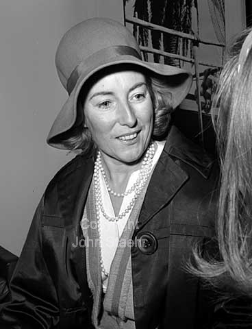 The British singer Vera Lynn arrive to Copenhagen Airport. Takes part in Danish Television.
21/10/64.
6x6, tiff, 300 dpi, size: 4 - 7 MB.
Printsize: 25 cm v6443405.jpg