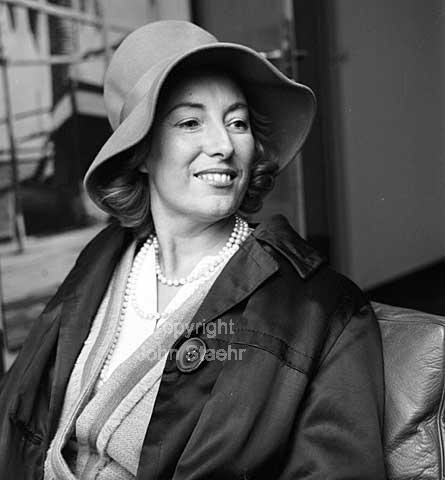 The British singer Vera Lynn arrive to Copenhagen Airport. Takes part in Danish Television.
21/10/64.
6x6, tiff, 300 dpi, size: 4 - 7 MB.
Printsize: 25 cm v6443503.jpg