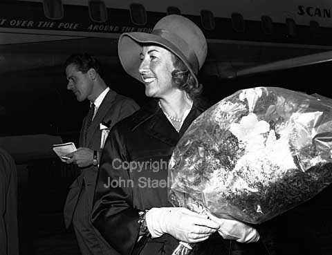 The British singer Vera Lynn arrive to Copenhagen Airport. Takes part in Danish Television.
21/10/64.
6x6, tiff, 300 dpi, size: 4 - 7 MB.
Printsize: 25 cm v6443506.jpg