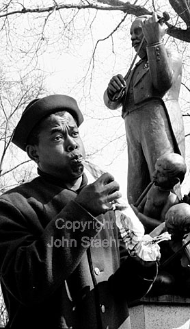 Billy Mo, singer and trumpet player. Tivoli Copenhagen.
25-04-63.
6x6, jpeg, 300 dpi, size: 1 - 2 MB.
Printsize: 25 cm
d6342406.jpg