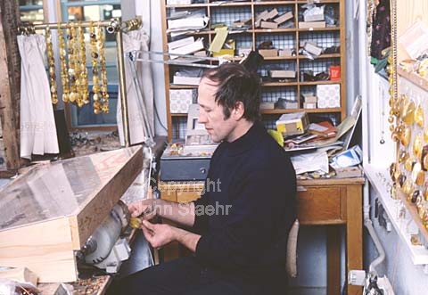 Uwe Apel from "Apel Ravsliberi" Hovedgaden 27, Nordby Fanø
mar-1984.
24x36, diapos, tiff, 300 dpi, size: 15 - 18 MB.
Printsize: 25 cm. sa84010109.jpg