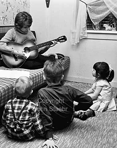 Teenage girl from the sixties play guitar.
08/12/1964
6x6, tiff, 300 dpi, size: 4 - 7 MB.
Printsize: 25 cm sa64520301.jpg