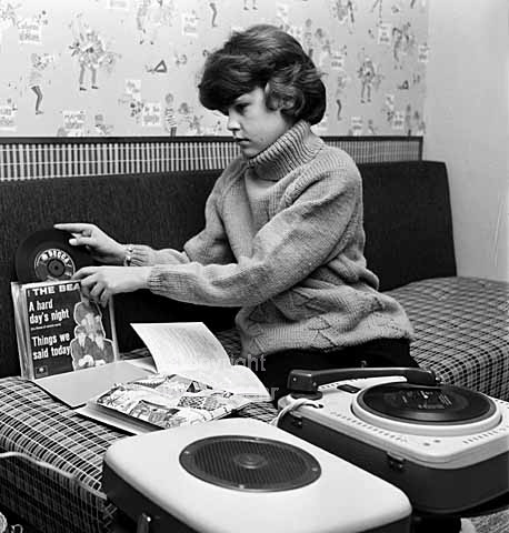 Teenage girl from the sixties play records.
08/12/1964
6x6, tiff, 300 dpi, size: 4 - 7 MB.
Printsize: 25 cm sa64520302.jpg