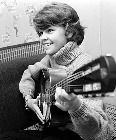 Teenage girl from the sixties play guitar.
08/12/1964
6x6, tiff, 300 dpi, size: 4 - 7 MB.
Printsize: 25 cm sa64520305.jpg